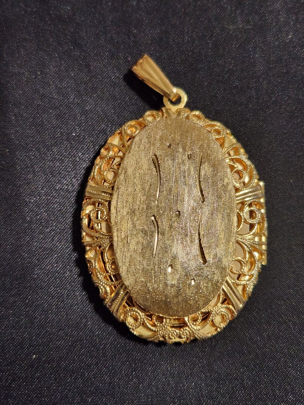 Vintage 70s Judy Lee Gold-Tone Oval Filigree Pendant - Women Jewelry